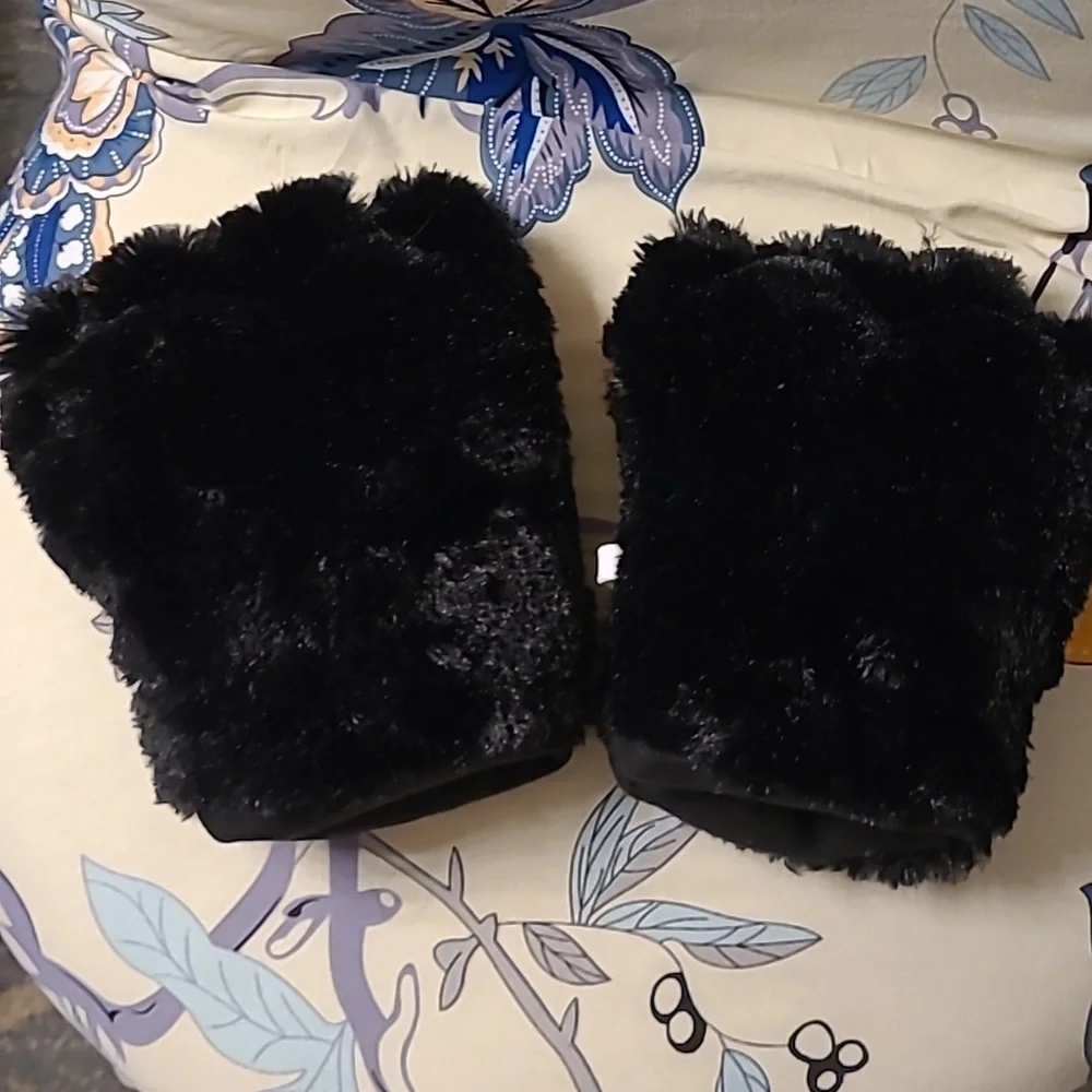 FURRY PAWS New